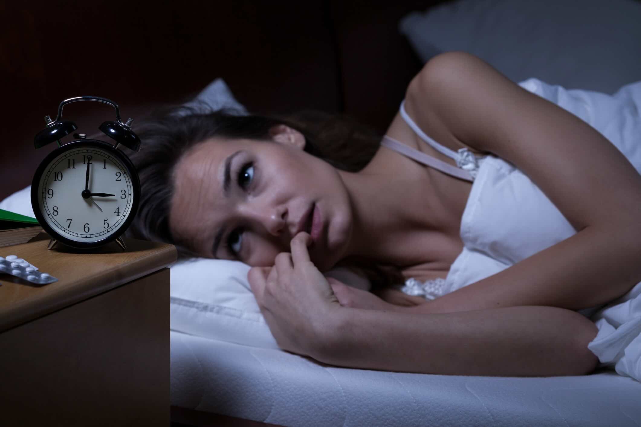 Spánek a hormony: co dělat, když tě budí PMS nebo menopauza